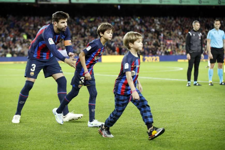 Gerard Piqué estuvo acompañado por sus hijos Milan y Sasha sobre el césped.