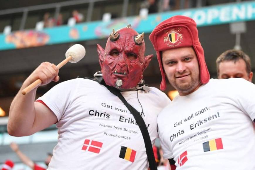 Aficionados belgas con mensajes en apoyo a Christian Eriksen. <br/><br/>Foto AFP