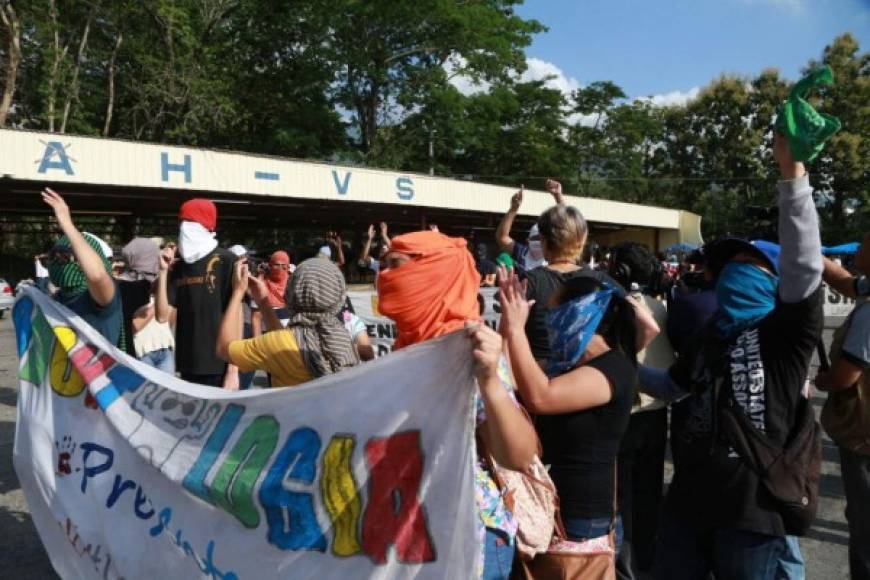 Los estudiantes pidieron ser custodiados hasta sus casas por el temor a una represión.