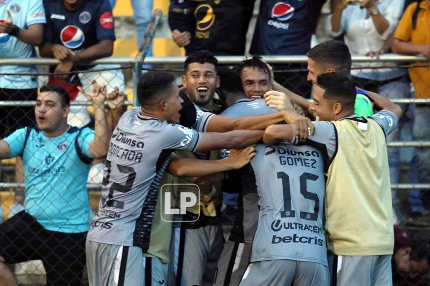 Roberto Moreira fue felicitado por sus compañeros tras el gol agónico para el triunfo de Motagua.