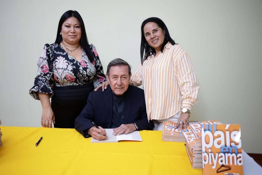 Lisseth García y Lourdes Alvarado junto al aclamado escritor hondureño 