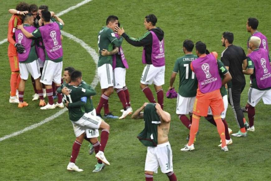 La eufórica celebración de los jugadores mexicanos al final del partido. Foto AFP