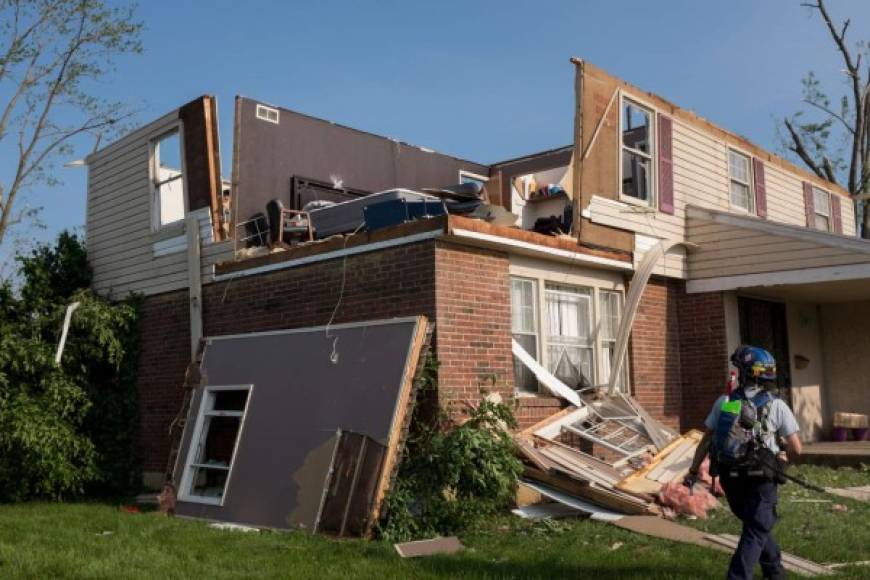 El medio oeste de Estados Unidos se encuentra en emergencia luego de que enormes tornados barrieron el noreste de Ohio y Oklahoma con un saldo de al menos 8 muertos e innumerables heridos, así como daños y cortes de energía que afectan a millones de personas.