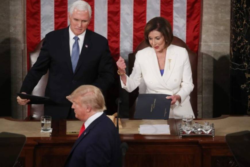 Pelosi se mostró sorprendida e incómoda luego de que el mandatario la ignorara.