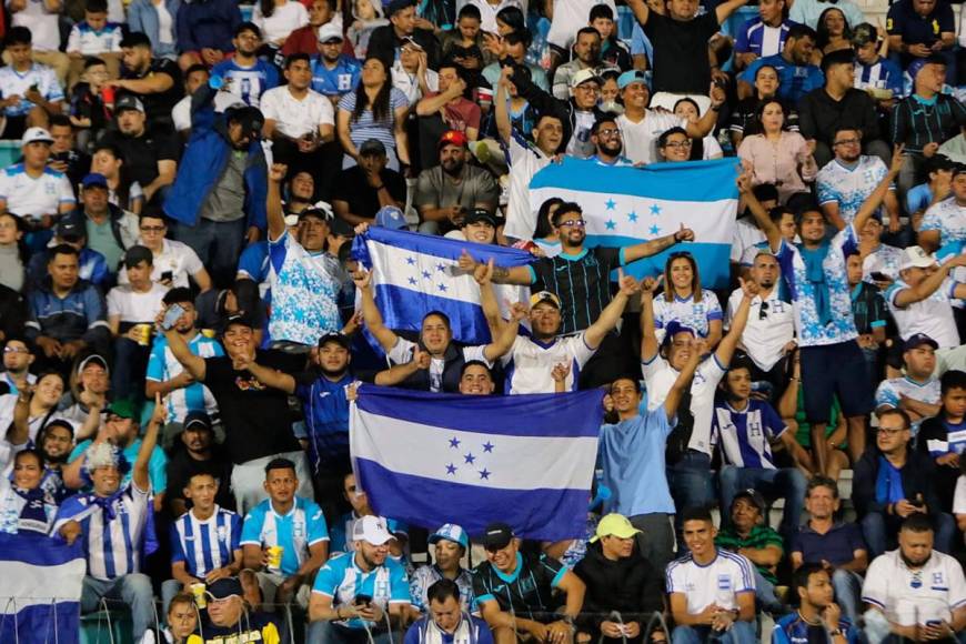 Los aficionados hondureños festejaron como nunca el triunfo de la Bicolor ante México.