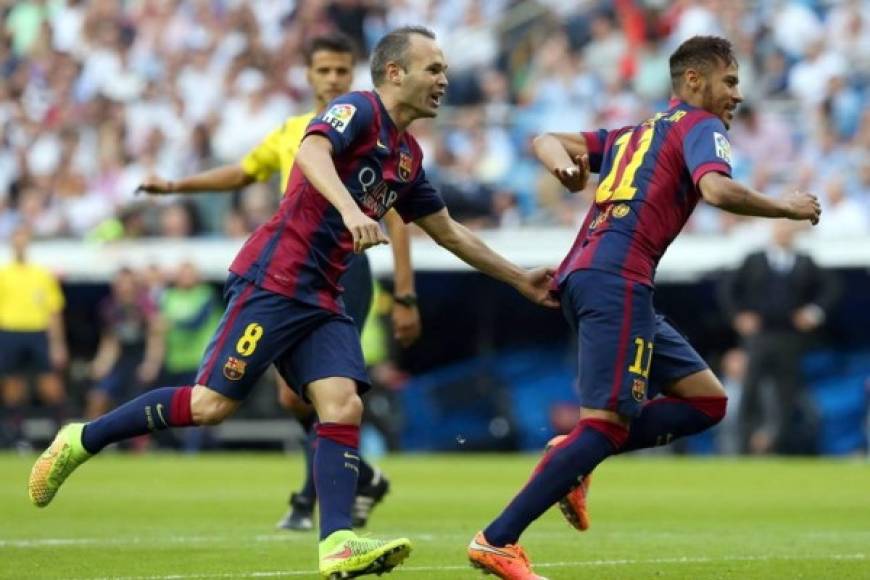 El delantero brasileño del FC Barcelona, Neymar jr. (d) celebra con su compañero Andrés Iniesta.