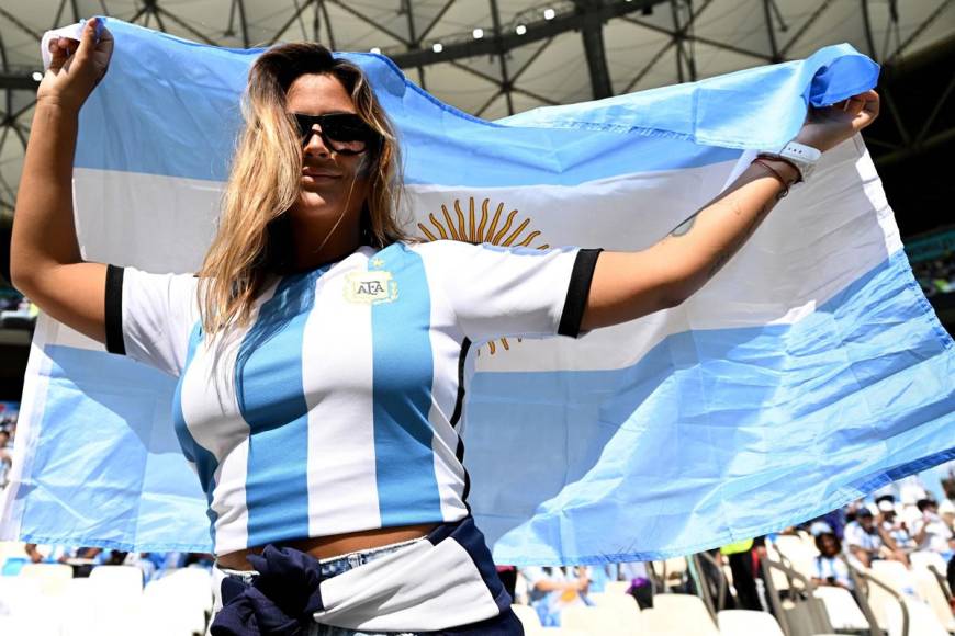 Bellas argentinas adornaron las gradas del estadio Lusail en el debut de la Albiceleste.