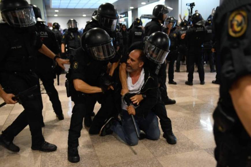 Miles de simpatizantes independentistas catalanes se tomaron este lunes el aeropuerto barcelonés de El Prat en protesta por la sentencia del Tribunal Supremo español que dictó penas de entre 9 y 13 años para los políticos catalanes en prisión provisional.
