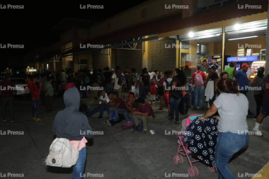 Los hondureños que atendieron el llamado de la caravana, el cual circuló por redes sociales, no sabían hasta anoche cuál sería la ruta que tomarían.