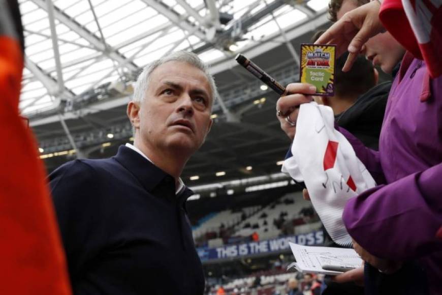 Antes del partido, José Mourinho se puso a firmar autógrafos a los aficionados en el estadio.