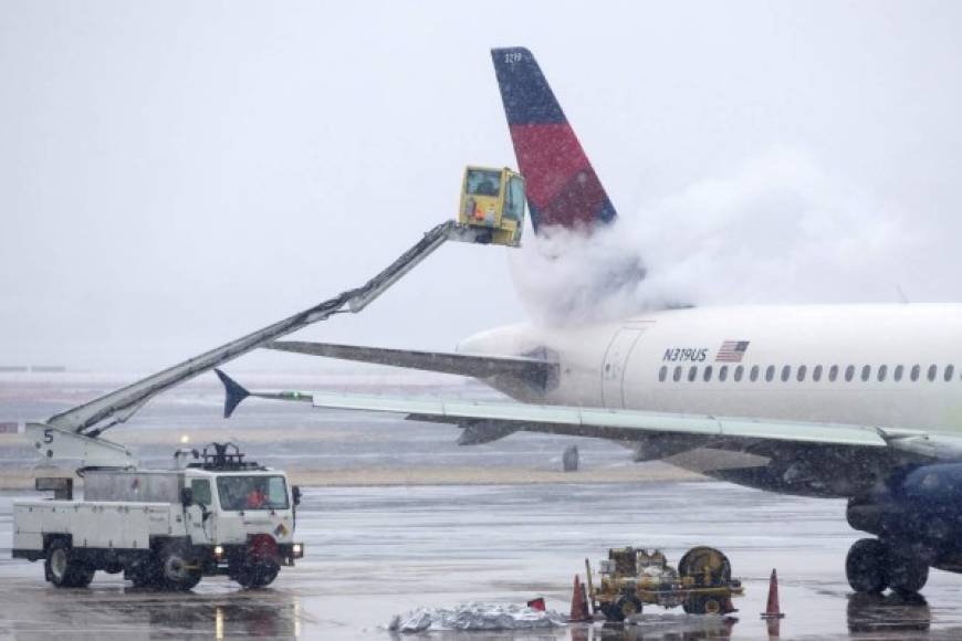 Más de 3,000 vuelos fueron anulados el jueves con destino o partida en Estados Unidos, según el sitio especializado Flightaware.<br/>