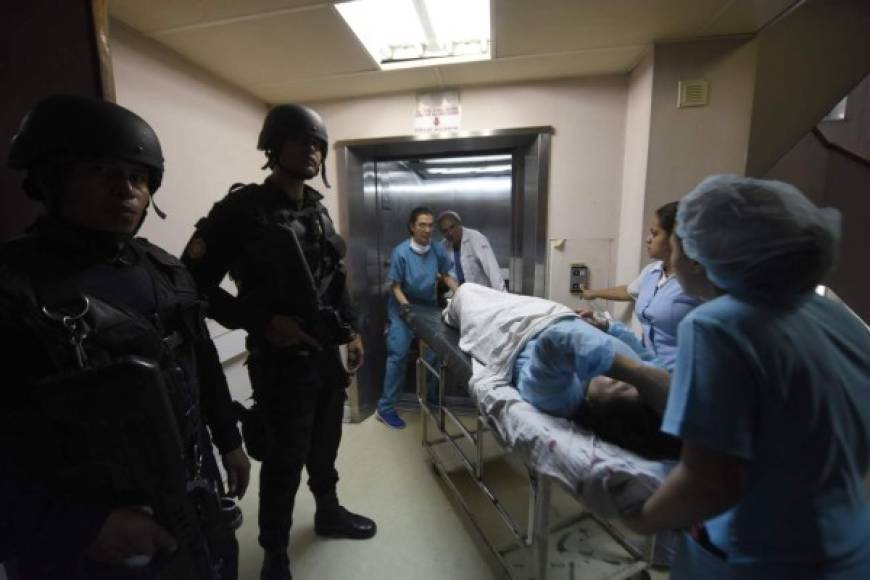Las autoridades evacuaron el hospital tras el tiroteo que dejó 6 muertos y una decena de heridos.