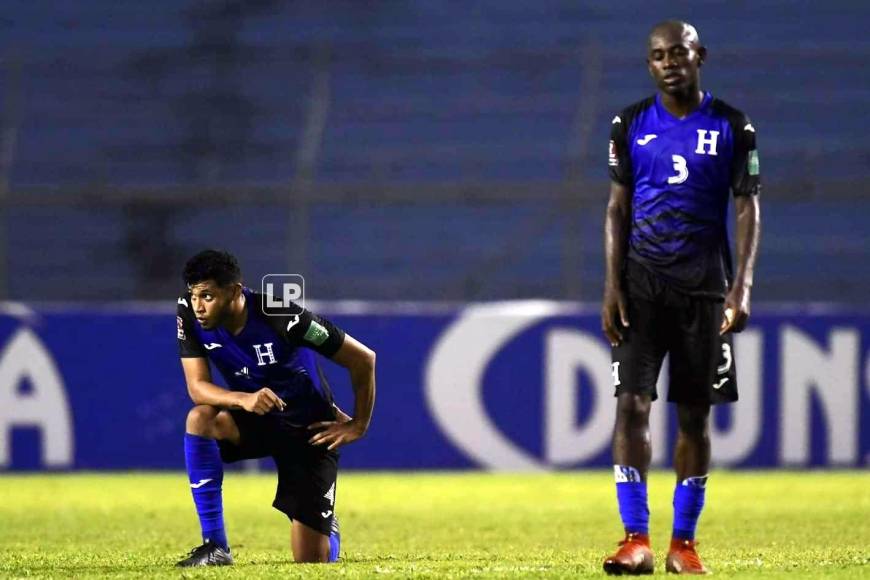 Marcelo Pereira y Wesly Decas, tristes tras la nueva derrota de Honduras.