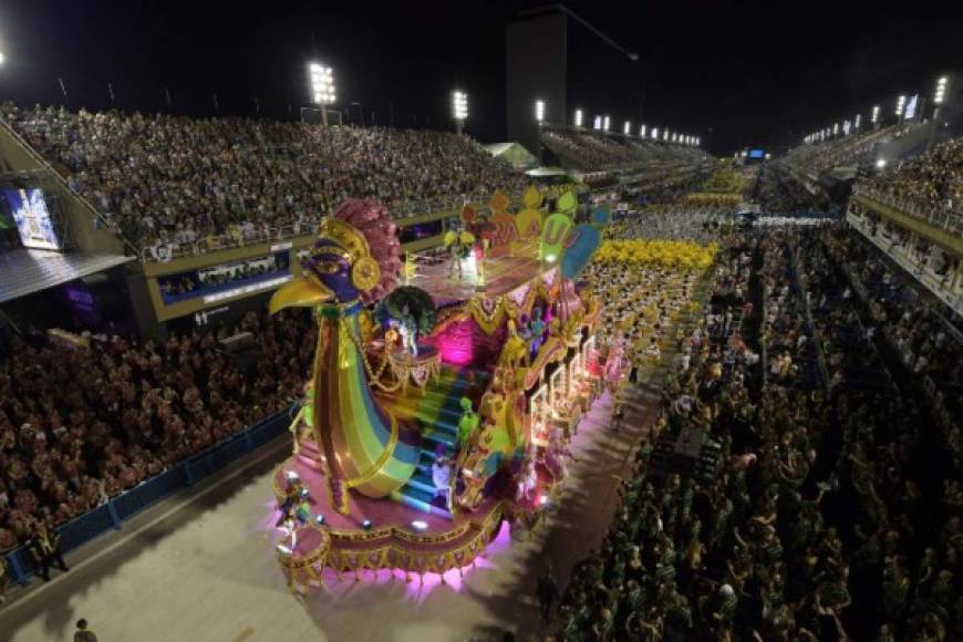 La escuela de Sao Clemente criticó frontalmente a la alcaldía de Río de Janeiro, que en los últimos tres años recortó hasta en 50% los recursos públicos destinados al carnaval. 'Aló Alcaldía, el carnaval es nuestra cultura', ironizaba una de las pancartas colgadas en la carroza.