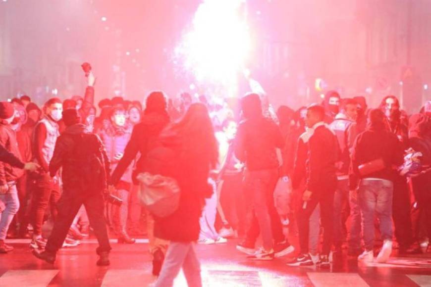 Miles de personas se manifestaron el lunes por la noche en Italia contra las restricciones anunciadas por el Gobierno para frenar el covid-19, unas protestas que terminaron con enfrentamientos entre manifestantes y policías en varias grandes ciudades.