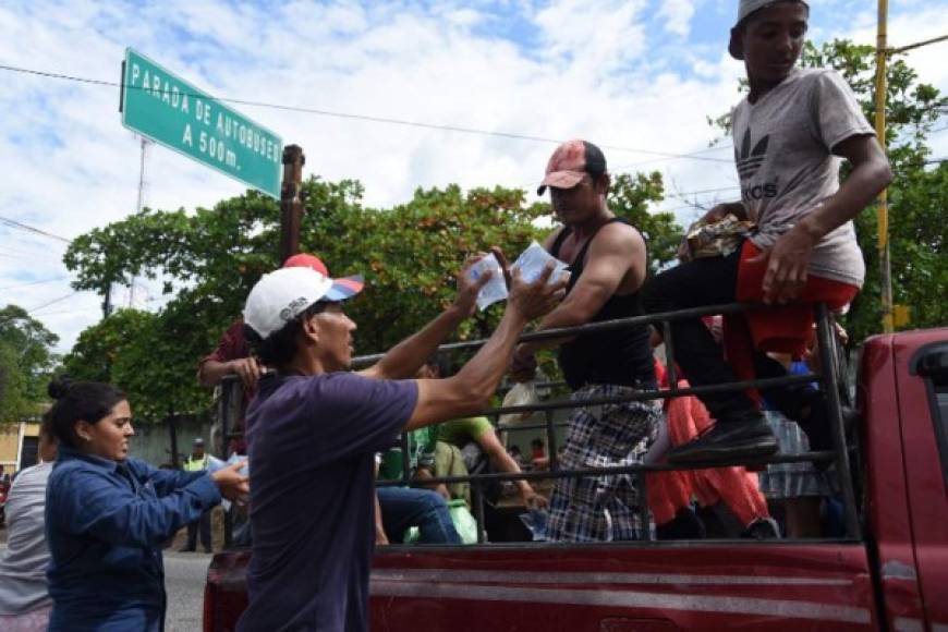 Las comunidades también se han organizado para recolectar alimentos para compartir con los hondureños.