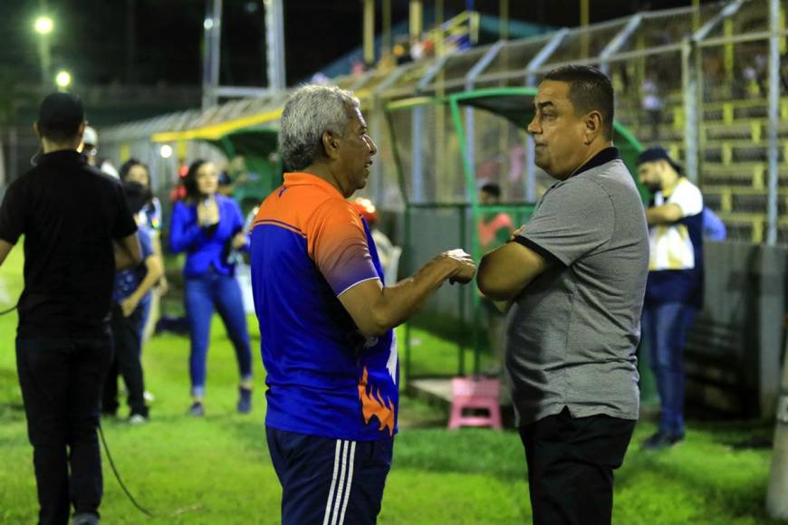 Jhon Jairo López y Héctor Castellón charlando antes del partido entre Honduras Progreso y UPN.