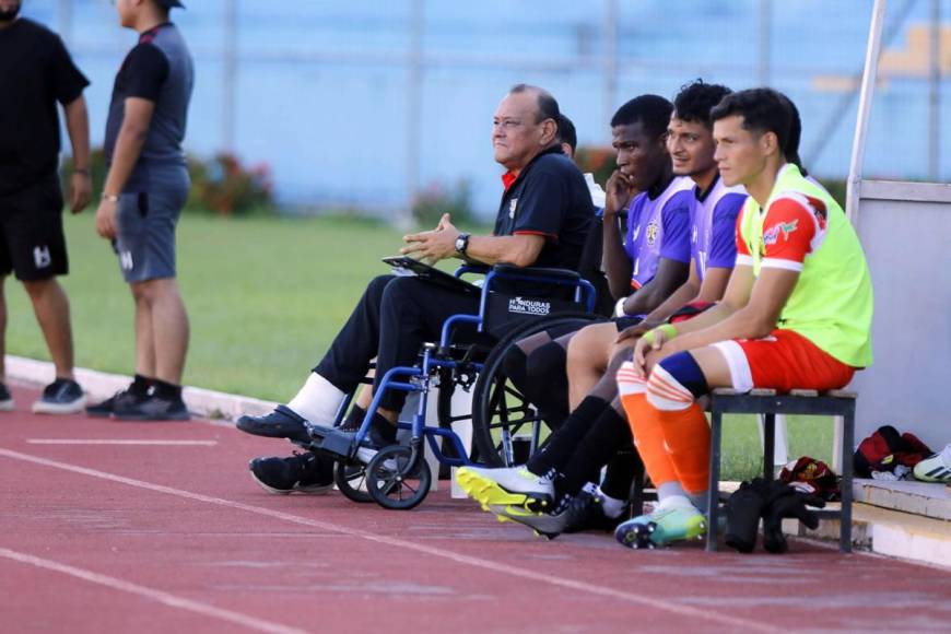El entrenador nacido en Olanchito sufrió una lesión en el pie derecho y por culpa de la enfermedad, le ha costado recuperarse.