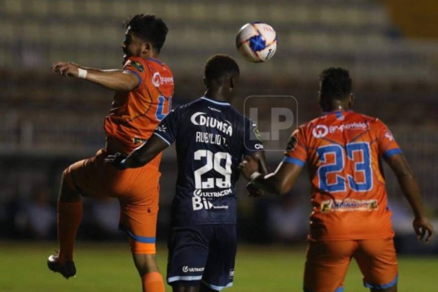 Apenas a los seis minutos llegó el primer gol del Apertura 2020 y fue obra de Rubilio Castillo. Emilio Izaguirre desbordó por izquierda, centró para Rubigol que con una barrida perforó el arco defendido por Brayan Cruz.