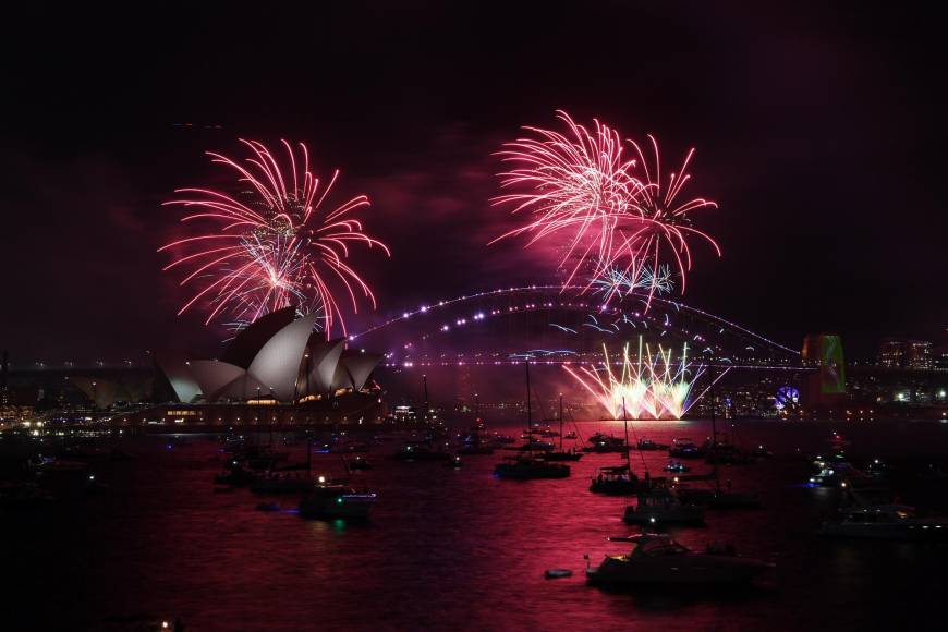 Castillo de fuegos artificiales sobre la Ópera House de Sídney, Australia, como parte de las celebraciones del fin de año, este viernes.