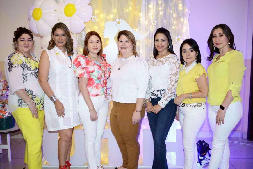  En una cálida y elegante velada, el equipo administrativo de la Universidad Tecnológica de Honduras (UTH) celebró a sus colaboradoras de diferentes áreas el Día de la Mujer Hondureña. 