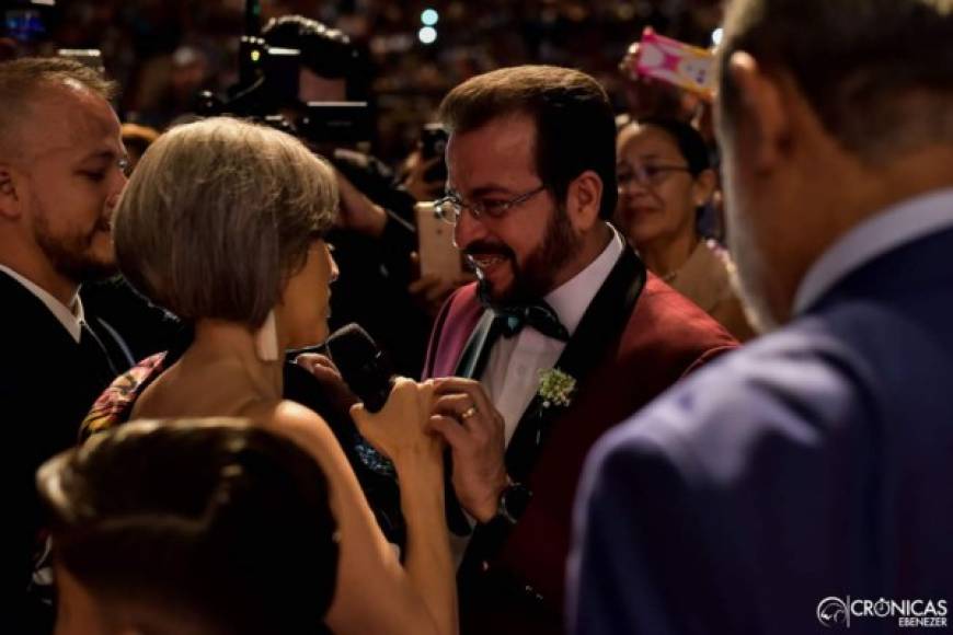 La pastora mostrando felicidad durante su reciente renovación de voto matrimonial en agosto del año pasado durante la boda de su hija menor Hannah.