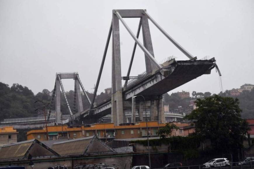 El derrumbe se ha producido por causas que aún se desconocen, aunque la compañía Autostrade per l'Italia, que gestiona varias carreteras del país, dijo en un comunicado que 'se estaba trabajando para consolidar el pavimento del viaducto'.