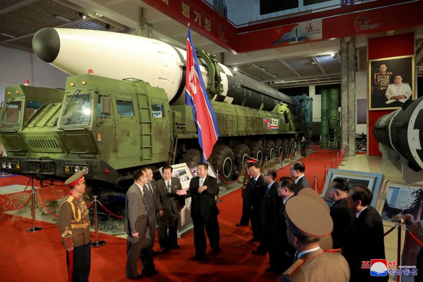 La televisión de Corea del Norte ha mostrado imágenes de sus misiles más avanzados tomadas en una exposición de armamento celebrada en Pionyang, en la que el líder Kim Jong-un defendió el derecho de su país a la autodefensa.