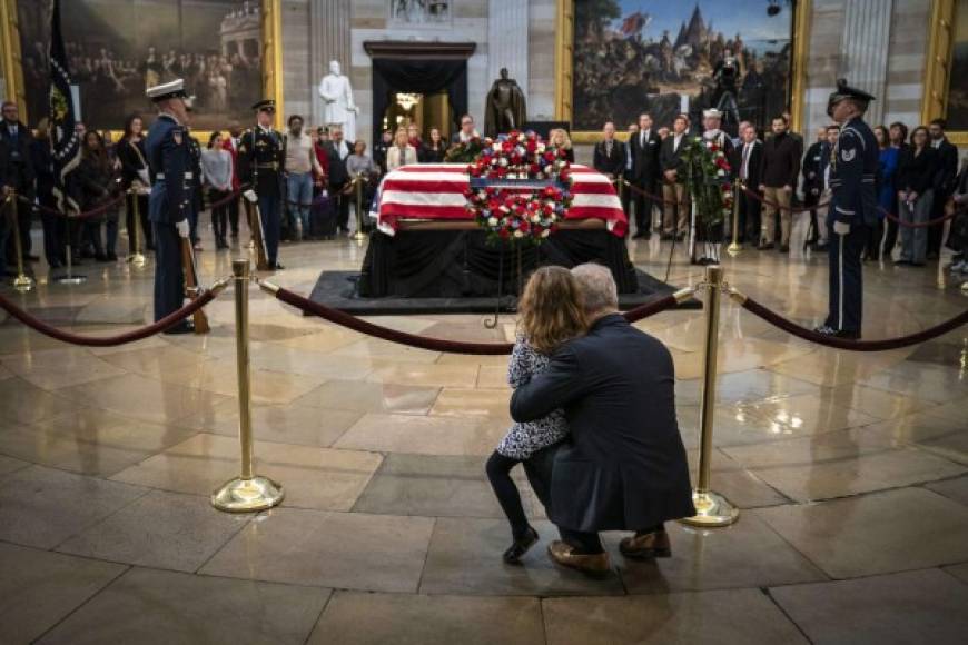 Desde la noche del lunes, miles de personas desfilaron silenciosamente frente al ataúd cubierto con la bandera estadounidense ubicado en la Rotonda del Capitolio, para saludar a Bush, quien falleció el viernes a los 94 años en su casa de Houston.