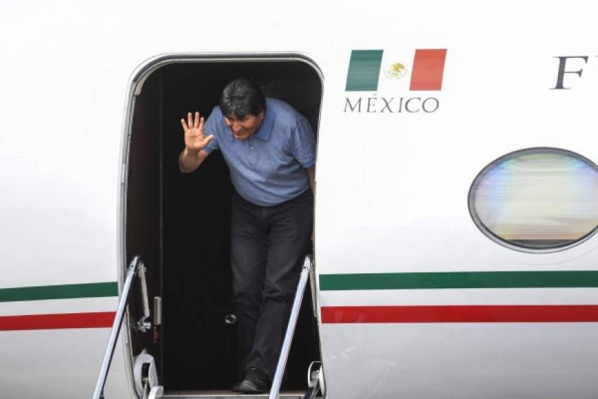 Evo Morales llegó este martes a México, tras un largo periplo de más de 15 horas por el espacio aéreo de América Latina, como un asilado político tras renunciar a la presidencia de Bolivia el pasado domingo.