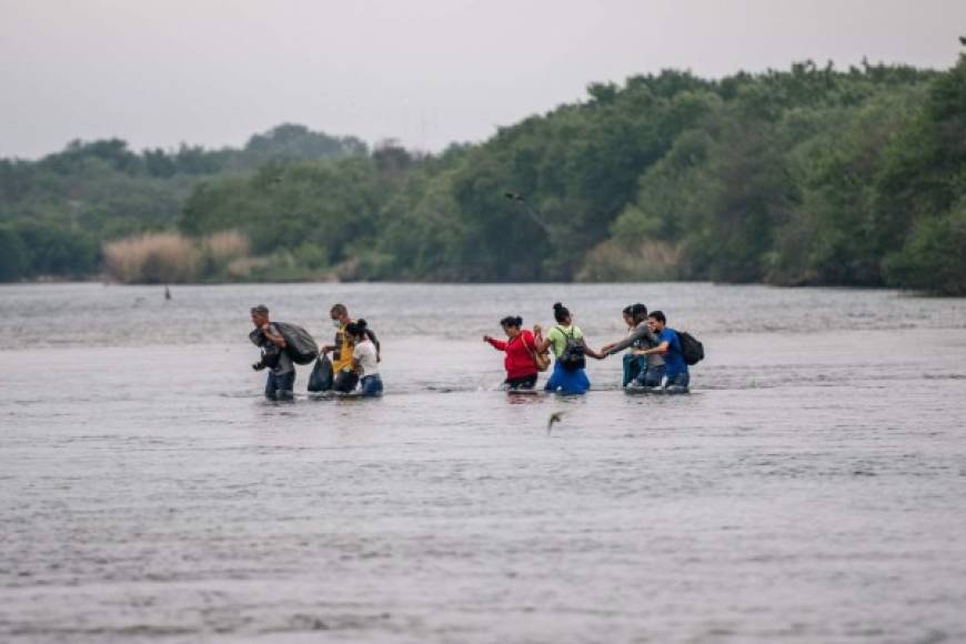 Los inmigrantes, procedentes de Honduras y Guatemala en su mayoría, están aprovechando el descenso de las aguas del Río Bravo para cruzar hacia Texas.<br/>