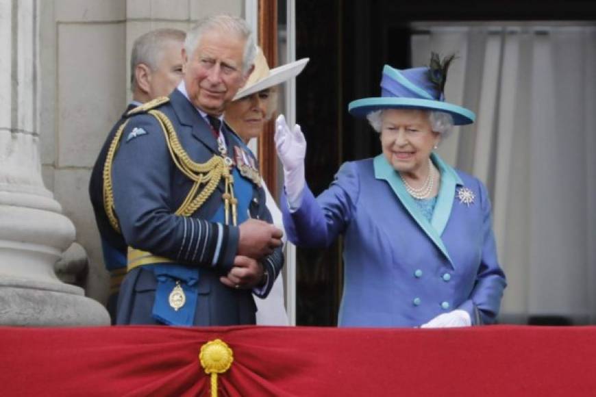 La reina Isabel, de 92 años, disfruto del show de aviación desde balcón del palacio de Buckingham.<br/>