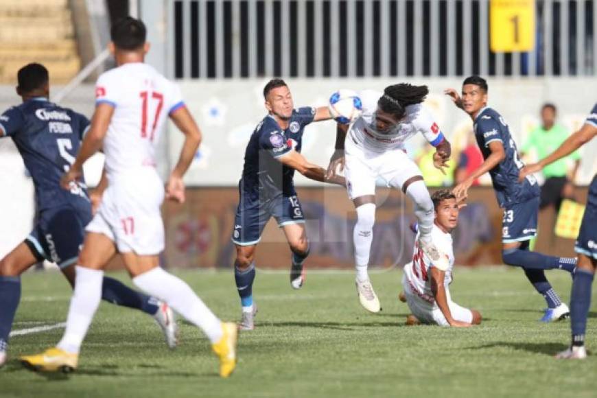 El defensor José García se encargó de marcar el primer gol del clásico capitalino. El jugador jugó en reemplazo de Maylor Núñez y fue la figura del cuadro albo.