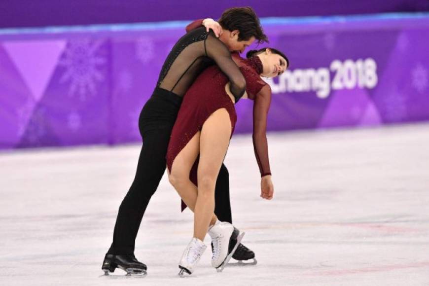 La pareja se vio obligado a eliminar algunas posturas de su rutina a petición del Comité Olímpico que las considero demasiado atrevidas para la audiencia del evento.