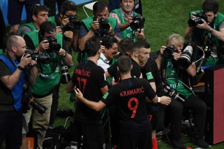 Los croatas le cayeron encima a un fotógrafo en la celebración del gol de Mario Mandzukic.