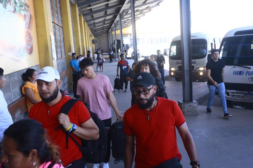 La presencia de policías da seguridad a los hondureños que circulan por la terminal de buses de San Pedro Sula.