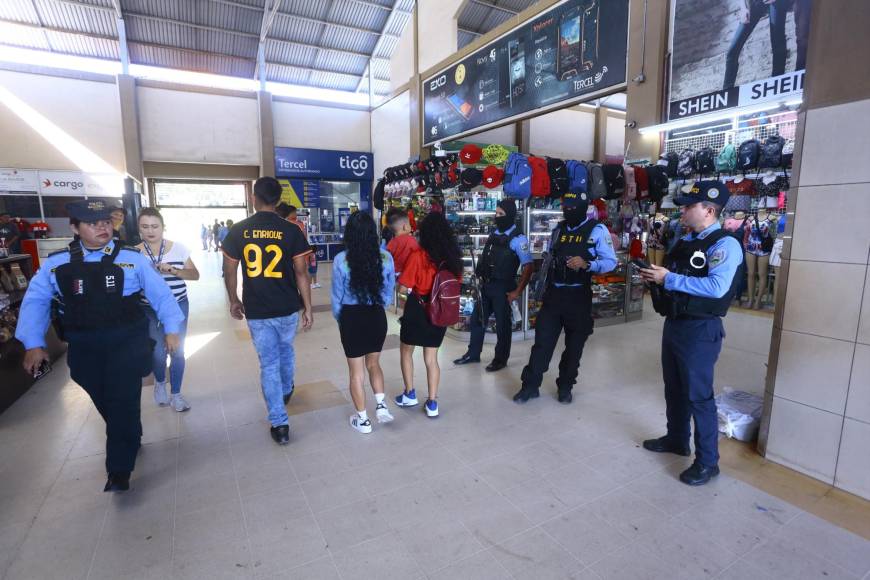 Operativos policiales en terminal de buses de San Pedro Sula