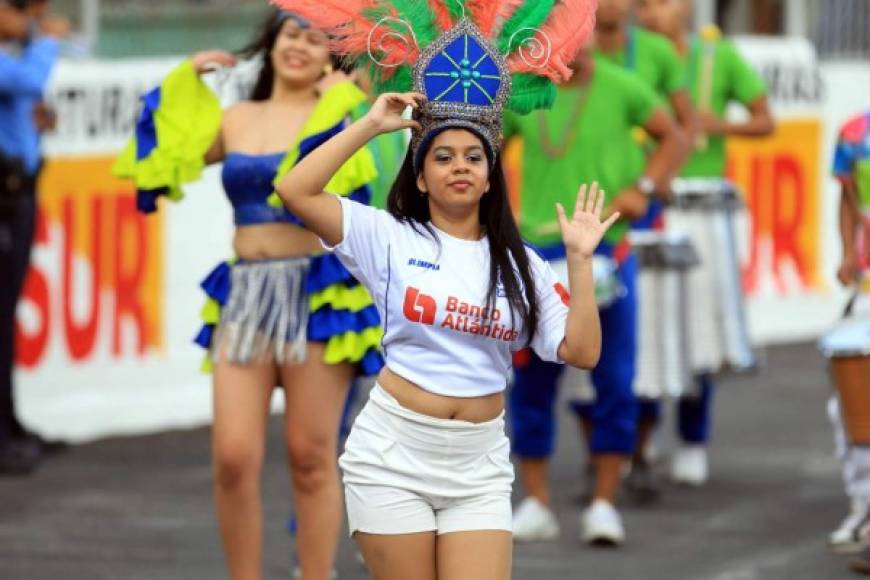 Una bailarina con la camiseta del Olimpia.