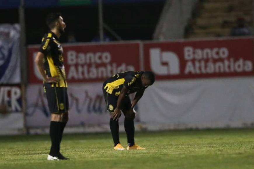 La tristeza de los jugadores del Real España al final del partido tras perder contra Olimpia.