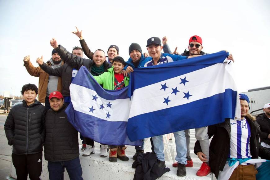 Los hondureños se hicieron presentes con camisetas y banderas de la Selección de Honduras.