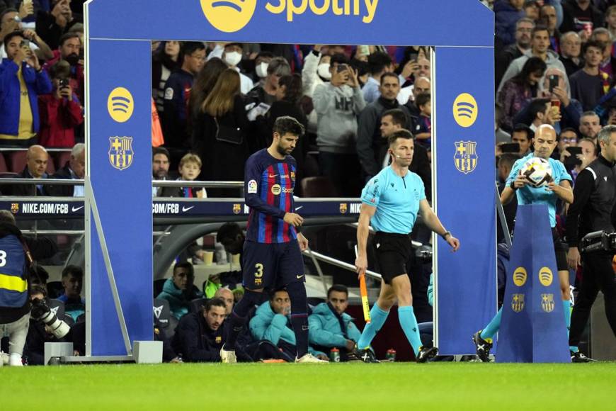 Gerard Piqué salió primero a la cancha del Spotify Camp Nou para jugar su partido de despedida.