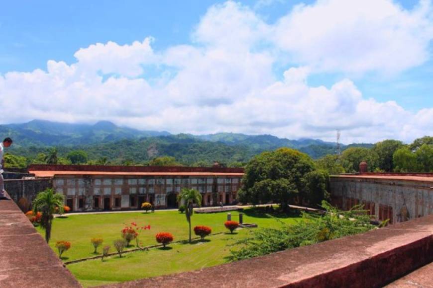 La Fortaleza de San Fernando de Omoa es imprescindible de visitar puede ir a hacer otras actividades, más no puede dejar de ir a San Fernando de Omoa. “El Castillo”, como le conocen, es un recinto español construido parcialmente con restos de coral que sirvió durante las contiendas anglo-hispánicas.