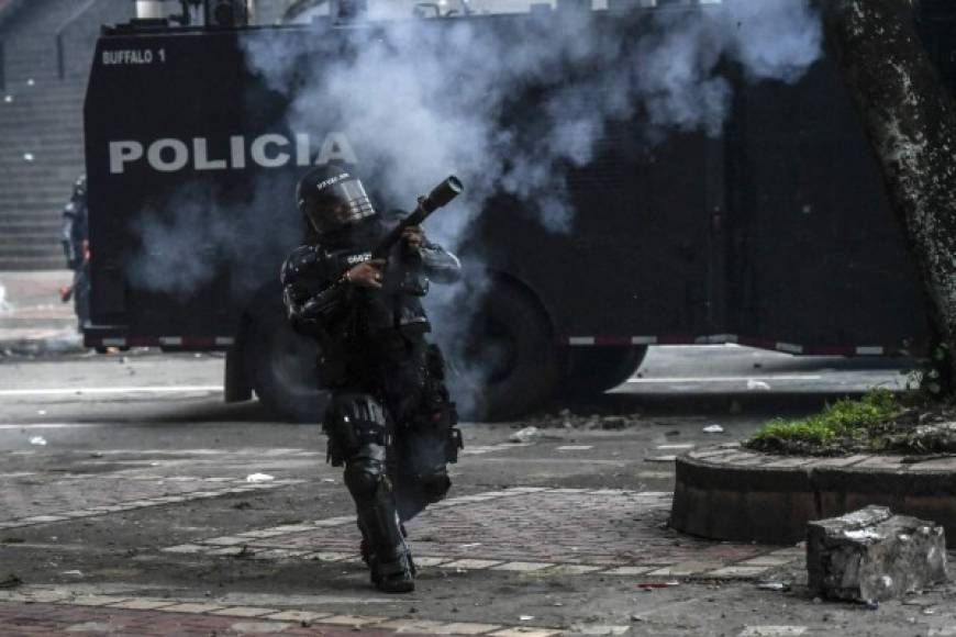 El 28 de abril, con el país en el momento más mortal de la pandemia, decenas de miles salieron a las calles a protestar contra una reforma fiscal que consideraban perjudicial para sus bolsillos.