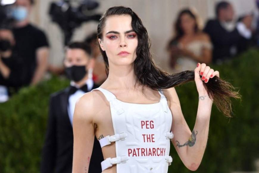 La modelo Cara Delevingne también apareció con un mensaje feminista en la alfombra de la met gala.<br/>