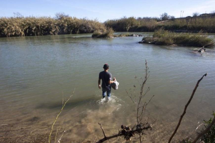 El pasado viernes, el Departamento de Bomberos de Eagle Pass, asistido por unidades marinas de la Patrulla Fronteriza, recuperó el cuerpo de un hombre no identificado en el río.