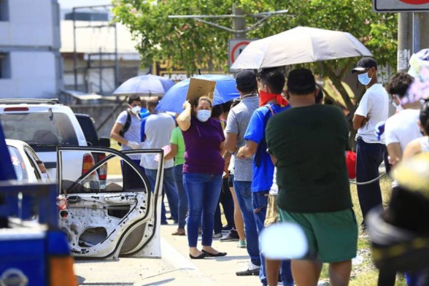 Muchas personas sí llevaban mascarillas y trataron de mantener la distancia, ya que en la zona norte de Honduras se han registrado la mayoría de casos de coronavirus en el país.