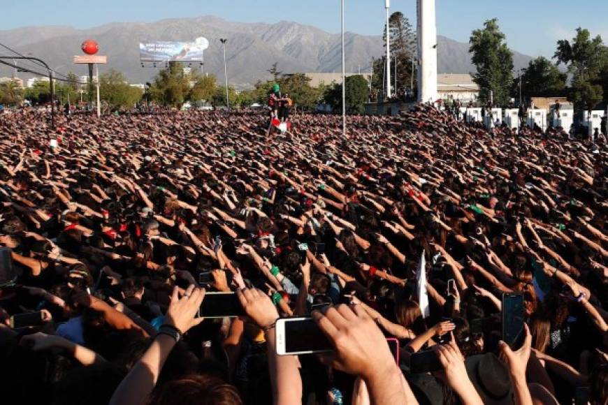 La emoción a flor de piel se pudo palpar en las primeras filas, formadas por las feministas de edades más avanzadas, que gritaron al unísono '¡El violador eres tú!', una de las frases más emblemáticas de la performance.