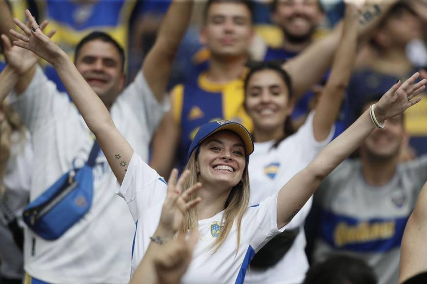 Esta bella aficionada de Boca Juniors, feliz de alentar a su equipo en el estadio Maracaná durante la final de la Copa Libertadores.