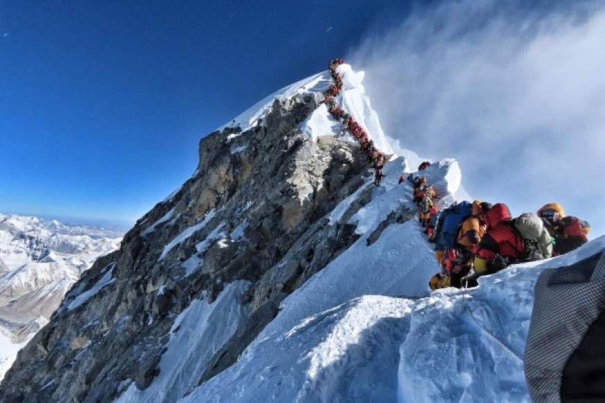Los 'atascos' de alpinistas provocados por el gran flujo de montañistas en la denominada 'zona de la muerte' en la cima del Everest se cobraron la vida de diez personas este año.