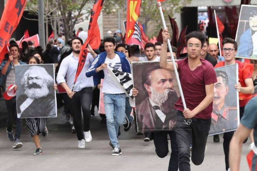 Figuras prominentes del socialismo como Karl Marx, Friedrich Engels y Josef Stalin estuvieron presentes en sus retratos en Ankara, Turquía.